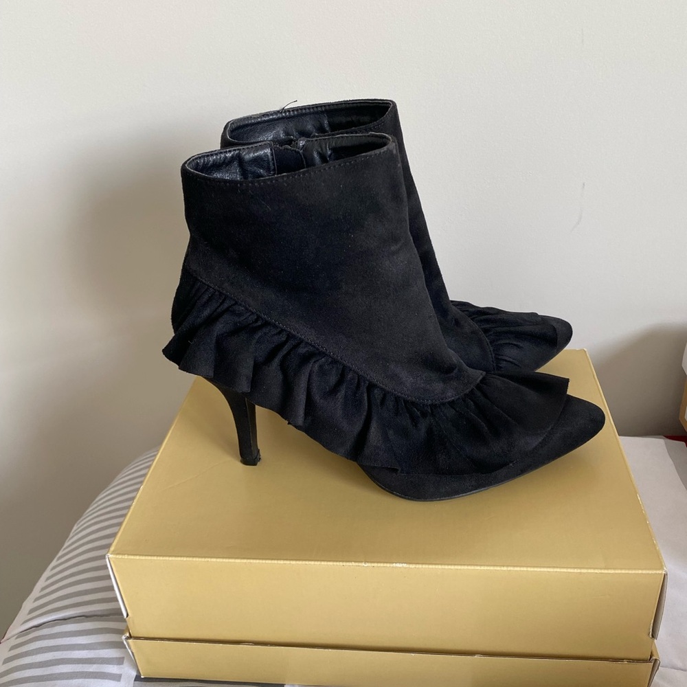 Elegant Black Ankle Boots - Picture 4 of 8